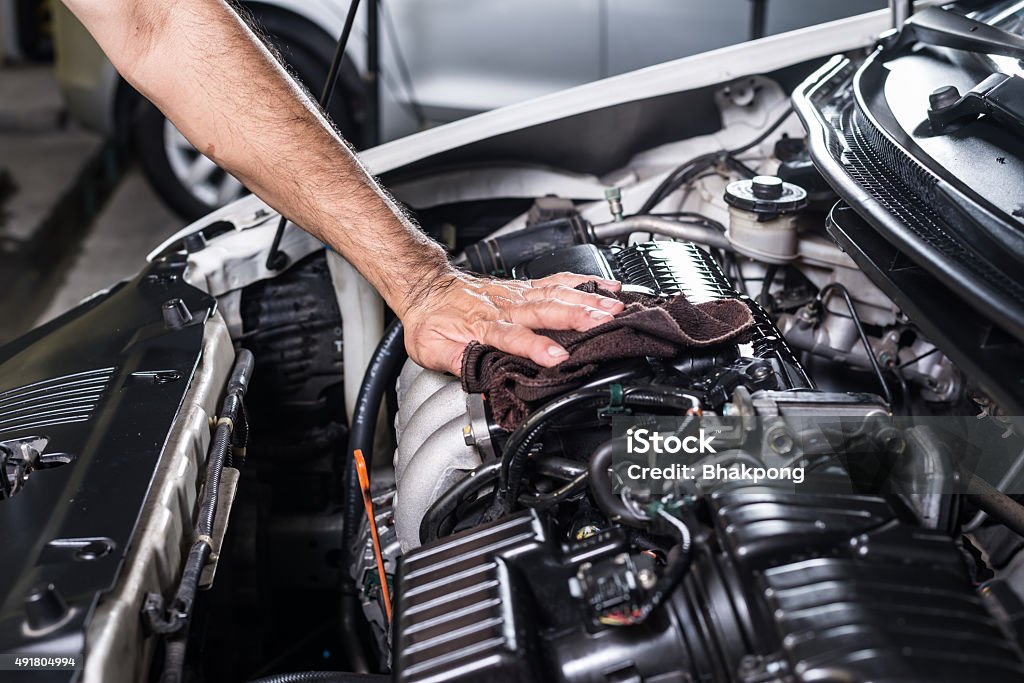 Limpieza de motor de coche - Foto de stock de Coche libre de derechos