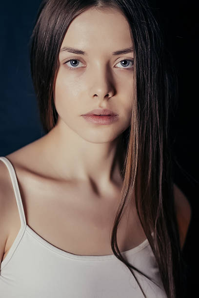 close-up portrait de beau modèle sur fond noir - sullen women head and shoulders close up photos et images de collection