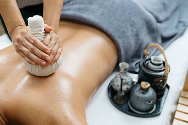タイ式マッサージのシリーズ：背中と肩のマッサージ - massaging massage therapist rear view human hand ストックフォトと画像
