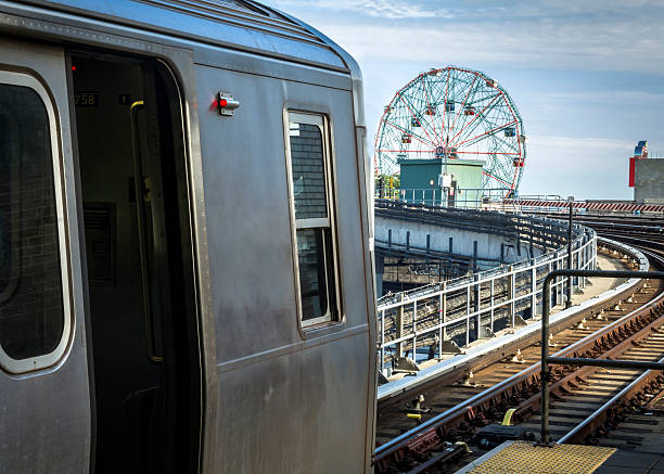 metropolitana a coney island - subway station subway train new york city people foto e immagini stock