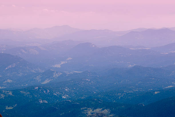 mount evans na wschód słońca w górach skalistych kolorado - 14000 foot peak zdjęcia i obrazy z banku zdjęć