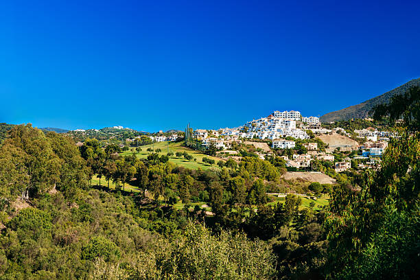 benahavis in malaga, andalusien, spanien. sommer stadt. dorf - clear sky village landscape landscaped stock-fotos und bilder