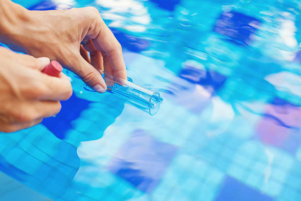 análisis de agua de la piscina - charca fotografías e imágenes de stock