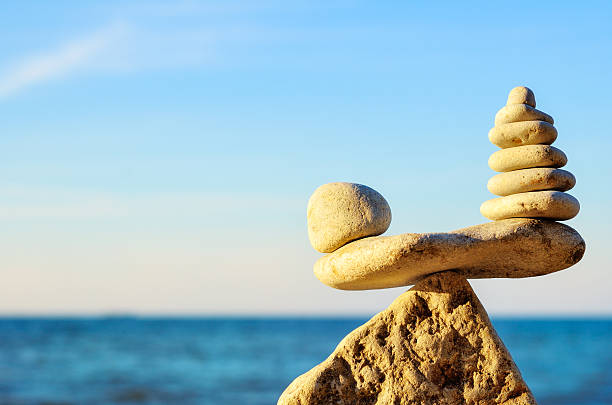 equilibration - perfection nature balance stone photos et images de collection