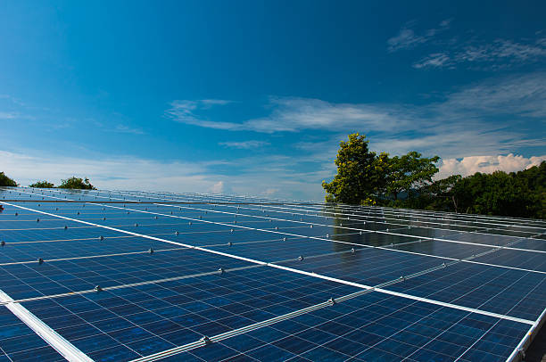 pannello solare su un tetto dell'habitat - fuel cell solar panel solar power station control panel foto e immagini stock