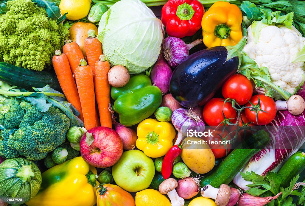 Verdure fresche e frutta. - Foto stock royalty-free di Verdura - Cibo