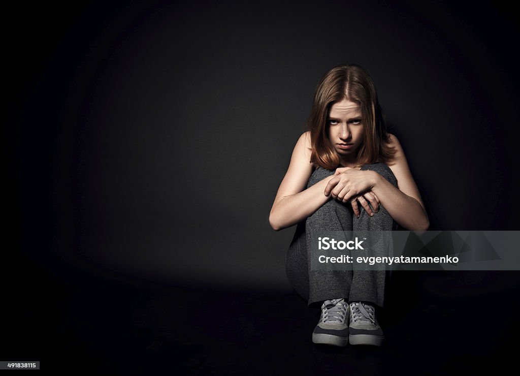 Frau in depression und Verzweiflung Weinen auf schwarz, dunkel - Lizenzfrei Abgeschiedenheit Stock-Foto