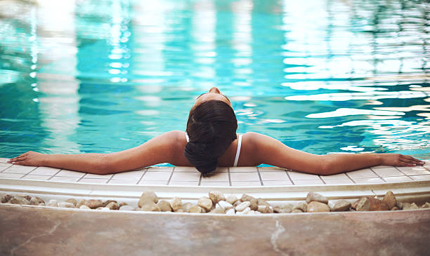 sérénité absolue - health spa swimming pool relaxation indoors photos et images de collection