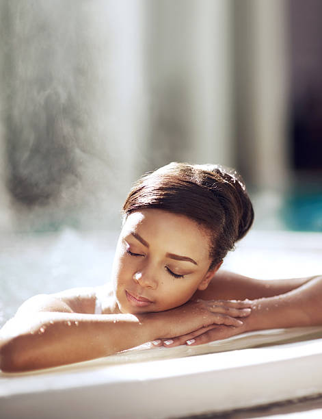 laissez le stress s'évader - health spa swimming pool relaxation indoors photos et images de collection