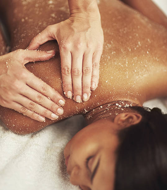 exercer uma luxuosa para esfregar - massaging massage therapist rear view human hand imagens e fotografias de stock