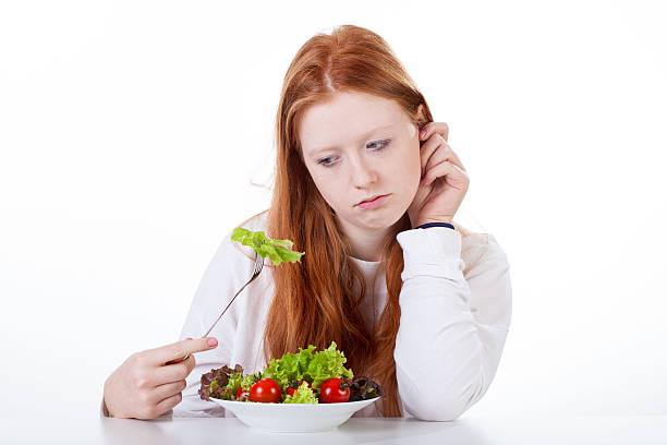 adolescente sans appétit - dieting food rejection women photos et images de collection