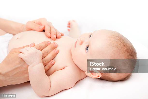 Massage Baby Brust Stockfoto und mehr Bilder von Baby - Baby, Bauch, Massieren