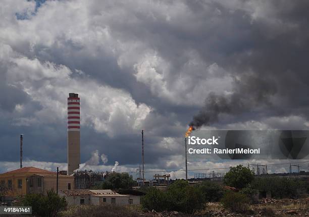 Foto de Fumo Negro Óleo De Incêndios E De Poluição Do Ar E Da Cidade e mais fotos de stock de Acidente