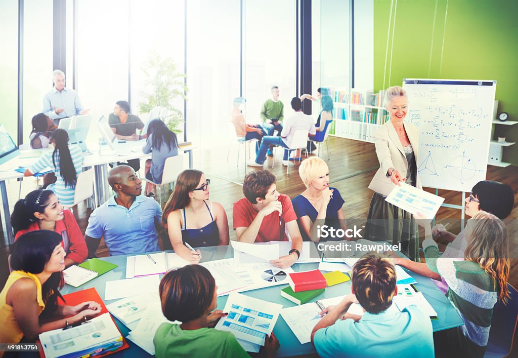 Divers étudiants en apprentissage avec un professeur d'université - Photo de Apprenti libre de droits