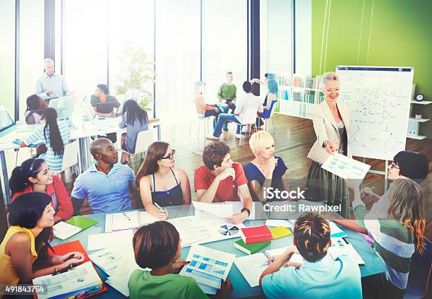 Photo libre de droit de Divers Étudiants En Apprentissage Avec Un Professeur Duniversité banque d'images et plus d'images libres de droit de Apprenti