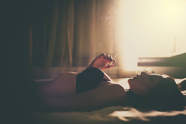 garota de tabaco no quarto - young women sensuality sex symbol loneliness - fotografias e filmes do acervo
