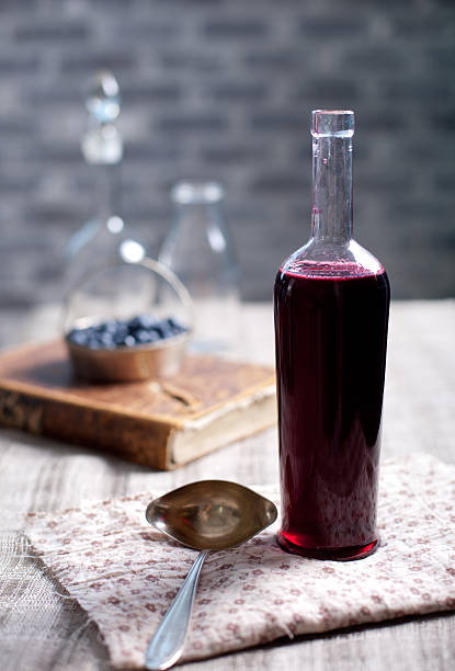 старые бутылки вина с домашними berry уксусом. - wine vinegar стоковые фото и изображения