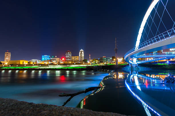 Des Moines Iowa Here we have the Des Moines Skyline, Iowa Women of Achievement bridge and the river all in one great night shot iowa stock pictures, royalty-free photos & images
