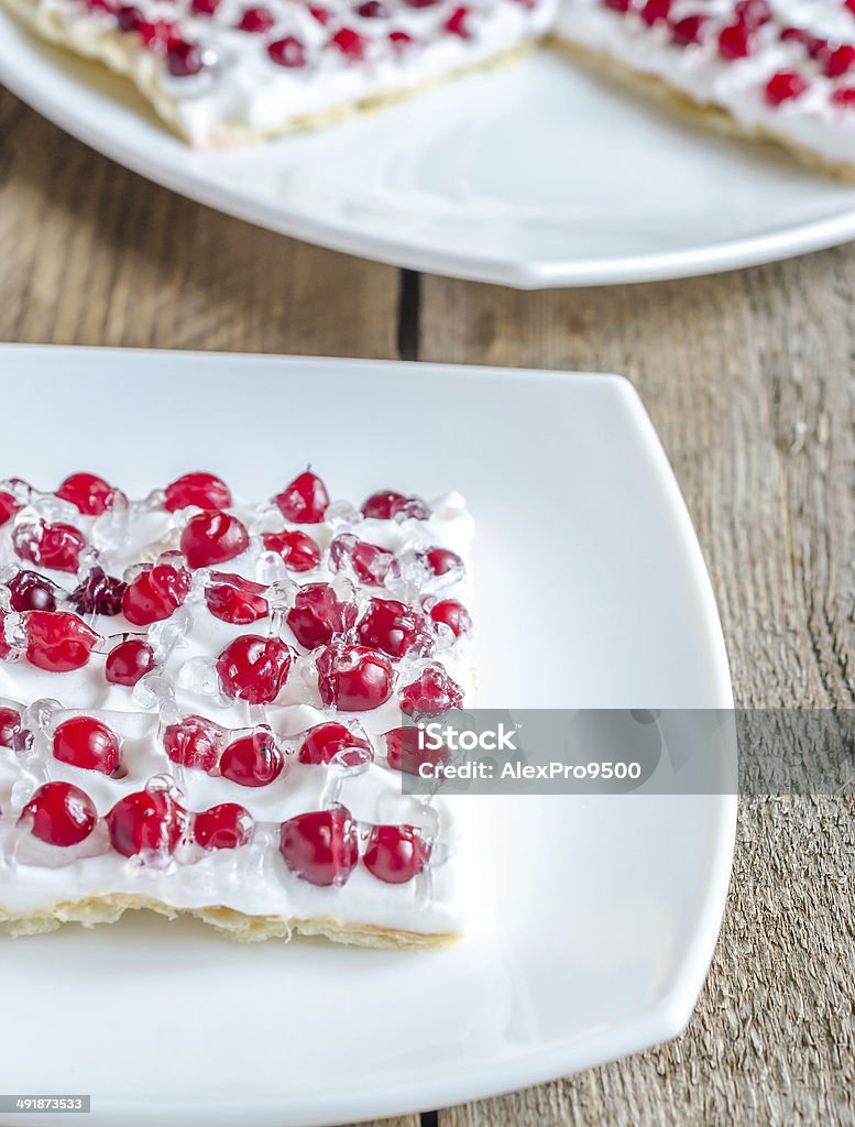 Torta com chantili e cranberry frescos - Foto de stock de Almoço royalty-free