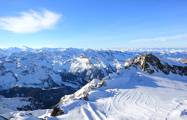 der gletscher – freiheit zu 3.000 m, ski resort. - ski slope overhead cable car snow frost stock-fotos und bilder