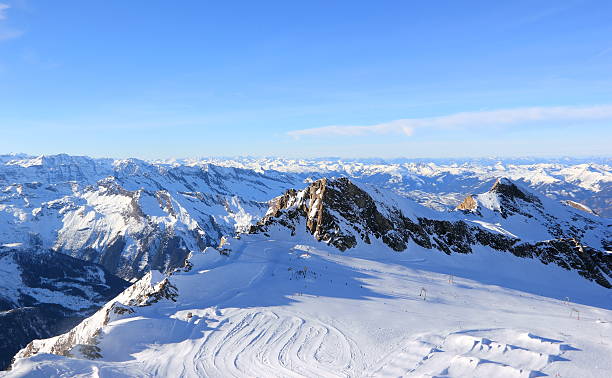 der gletscher – freiheit zu 3.000 m, ski resort. - ski slope overhead cable car snow frost stock-fotos und bilder