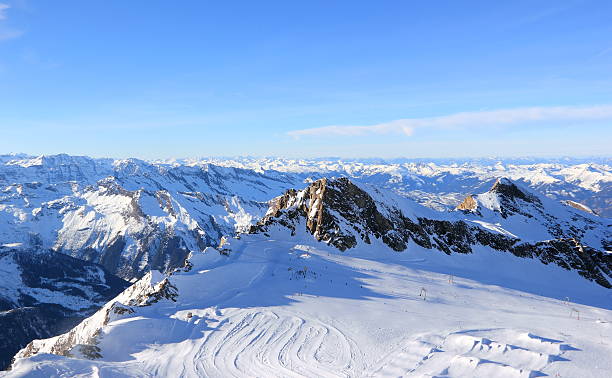 «glacier – свободы на высоте 3000 метров, лыжный курорт. - ski lift overhead cable car gondola mountain стоковые фото и изображения