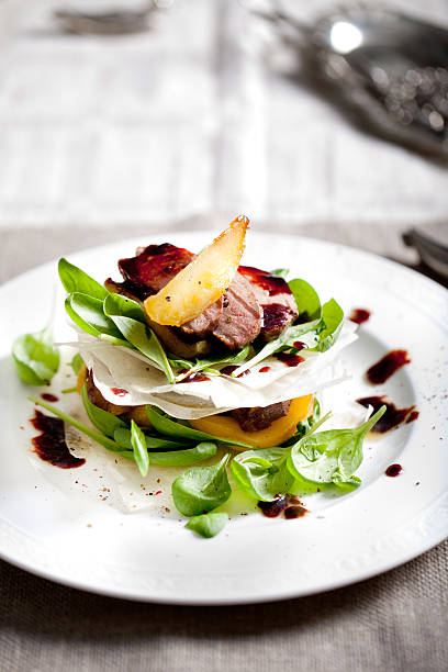 pechuga de pato asado con ensalada de pera - comida francesa fotografías e imágenes de stock