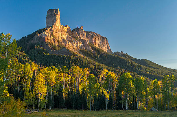 luce calda su chimney rock vicino gufo creek pass - uncompahgre national forest foto e immagini stock