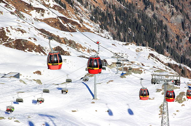 ski-resort in kitzsteinhorn/kaprun, österreich. - ski slope overhead cable car snow frost stock-fotos und bilder