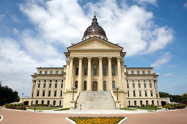 kansas здание капитолия штата - kansas topeka state capital стоковые фото и изображения