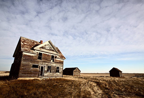 istock Abandoned farm house on the Prairie 491891937