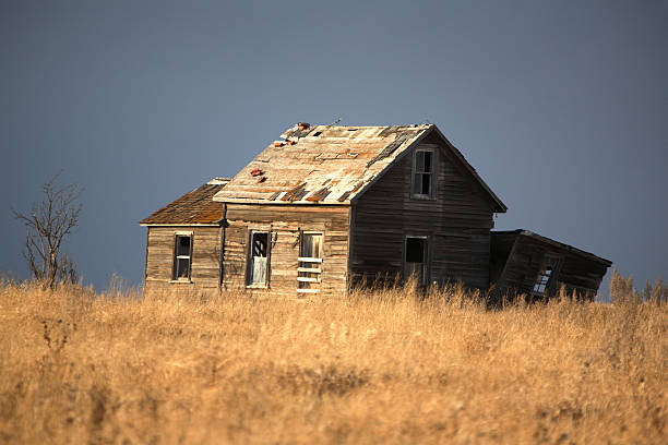 istock Abandoned farm house on the Prairie 491892117