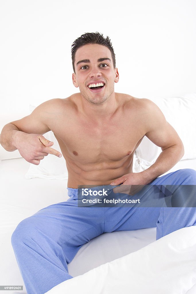 Uomo con problema in camera da letto - Foto stock royalty-free di Disfunzione erettile