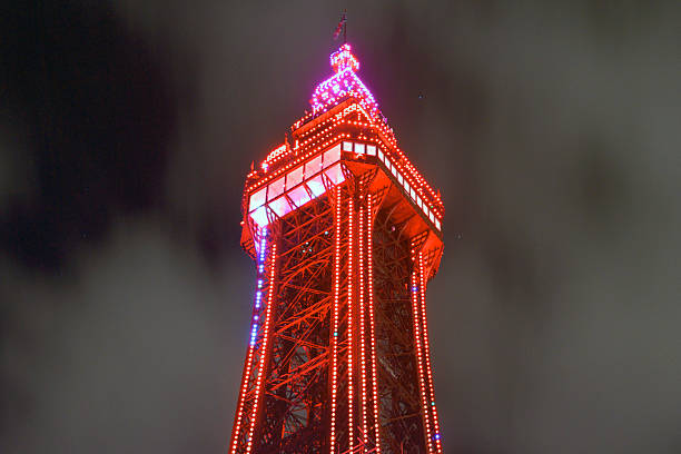 blackpool tower iluminado por la noche - blackpool illuminated blackpool tower vacations fotografías e imágenes de stock