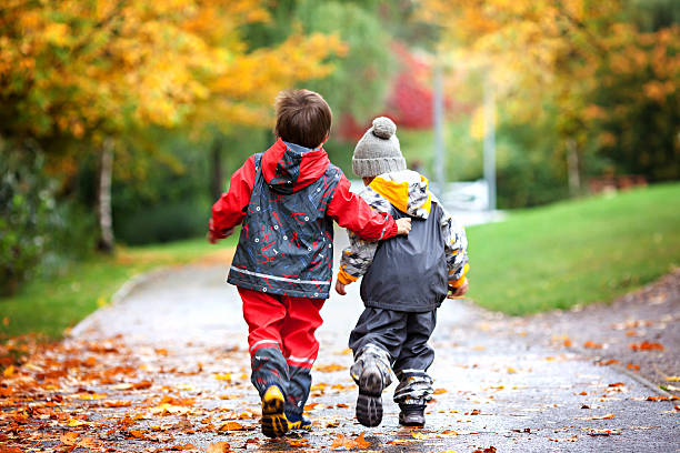 dos niños, la lucha contra con juguete en park a rainy day - furious blue little boys caucasian fotografías e imágenes de stock