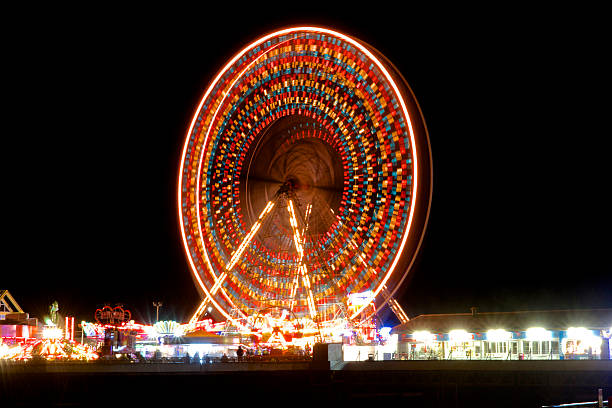 blackpool pier en el centro de la rueda de noche - blackpool illuminated blackpool tower vacations fotografías e imágenes de stock