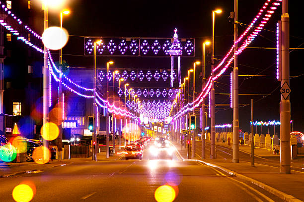 ブラックプールタワーと、ゴールデンマイルのイルミネーション夜 - blackpool illuminated blackpool tower vacations ストックフォトと画像