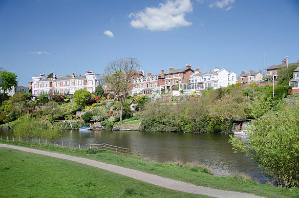 Praderas y River Dee con casas victorianas en Chester - foto de stock