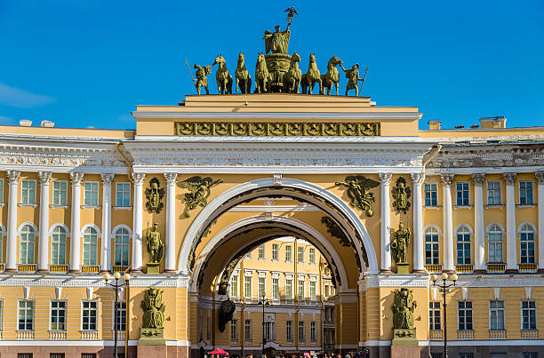 o duplo arco do triunfo geral, o pessoal do edifício - winter palace imagens e fotografias de stock
