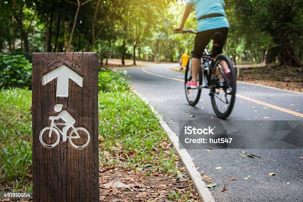 Fahrradschild Fahrradweg In Öffentlichen Park Stockfoto und mehr Bilder von Radfahren - Radfahren, Weg, Asphalt