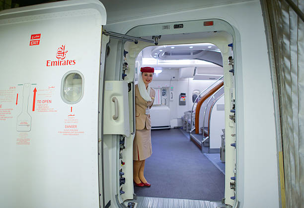 samolot airbus a380 linii emirates członek załogi - emirates airline zdjęcia i obrazy z banku zdjęć