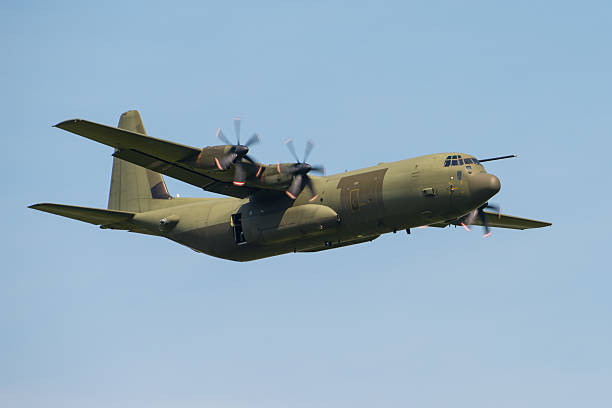 c130 hercules transportu powietrznego - land vehicle military air vehicle military army zdjęcia i obrazy z banku zdjęć