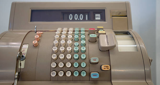 старый время, деньги регистрируют в магазин - cash register old coin wealth стоковые фото и изображения