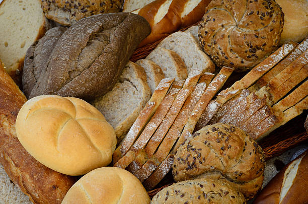 variedade de pão fresco - loaf of bread bread portion 7 grain bread imagens e fotografias de stock