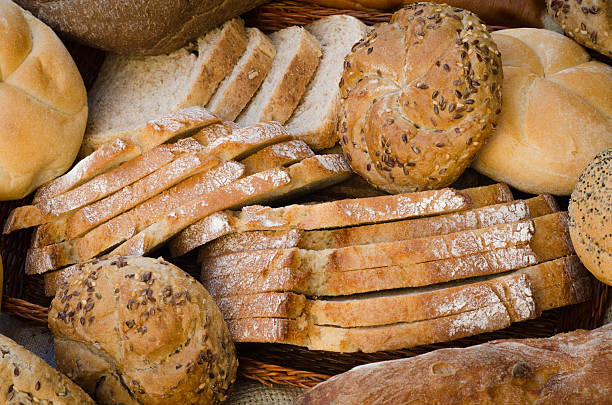 variedade de pães frescos - loaf of bread bread portion 7 grain bread - fotografias e filmes do acervo