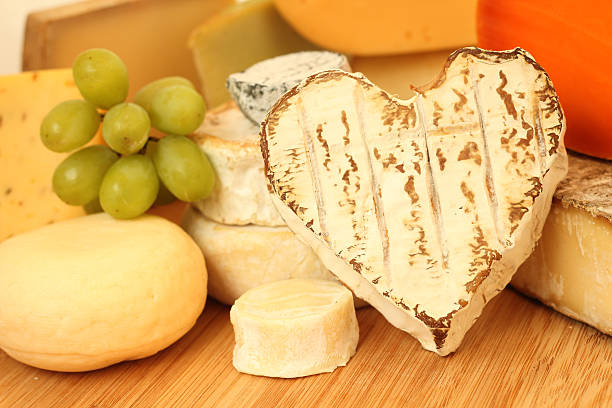 französische käse - morbier stock-fotos und bilder