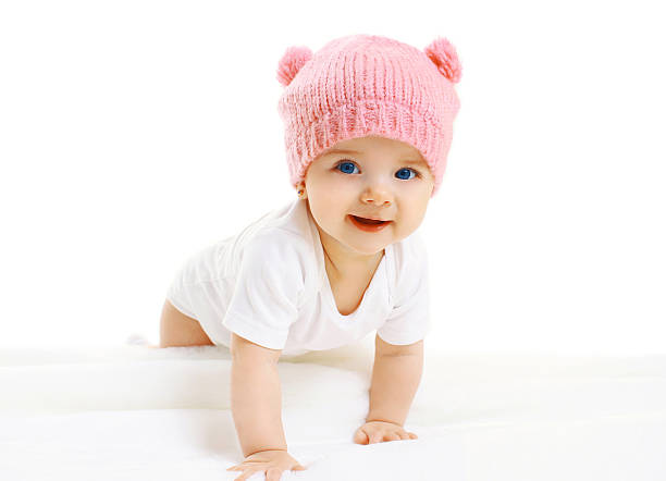 ritratto di dolce gattona nel cappello lavorato a maglia rosa - hat toddler little girls pink foto e immagini stock