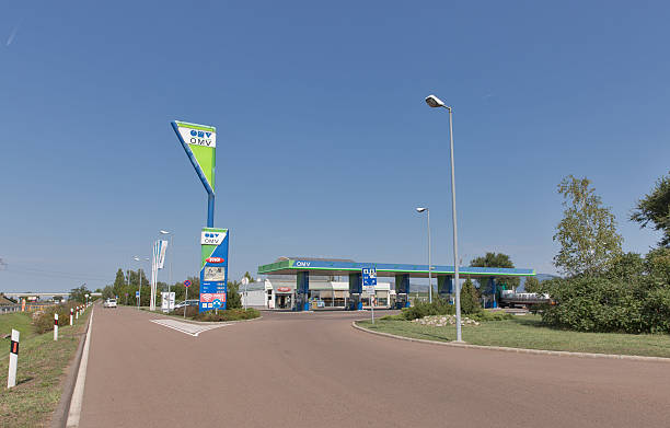 заполнение станцией omv бензина в венгрии - omv стоковые фото и изображения
