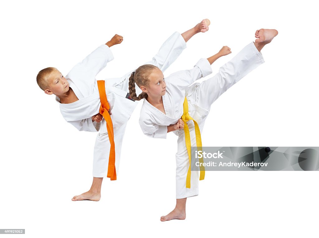 Duas crianças em karategi batidas Yoko geri - Foto de stock de Taekwondo royalty-free