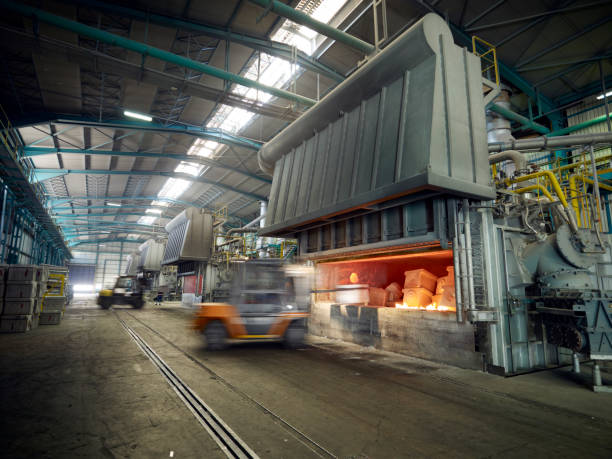 produzione di ferro - melting furnace foto e immagini stock